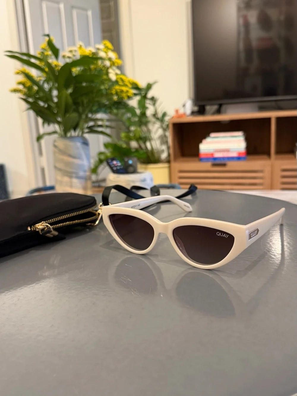 Quay Narrow Down Sunglasses - Bone